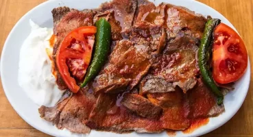 İskender Kebab Recipe – Tender Lamb and Crispy Pide Delight